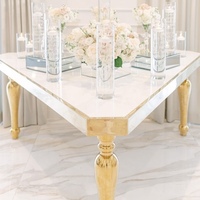 Table triangulaire moderne en acier inoxydable doré avec plateau en verre trempé pour mariages, événements en plein air, hôtels, fêtes - Durable et écologique