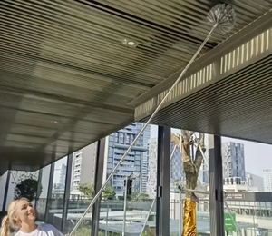 Plumero de Chenilla Extensible y Reutilizable con Mango Largo para Limpiar Ventiladores de Techo, Lámparas de Araña, Persianas de Techo Alto y Muebles - Product Image 2