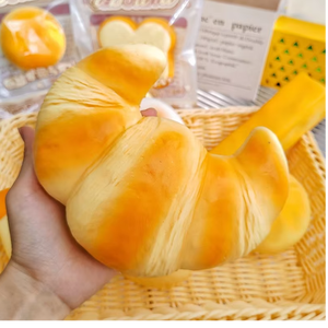 Lote Mixto de Juguetes Antiestrés Lindos y Divertidos: Pan Tostado Blandito de Rebote Lento y Croissant Blandito para Apretar - Product Image 4