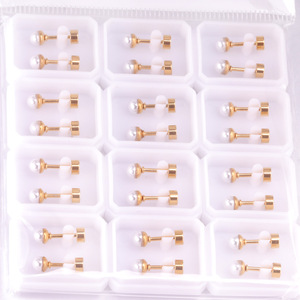 ต่างหูมุกทรงกลมสีขาวโทนสีทองเรียบง่ายสวมใส่ได้ทุกวันสำหรับทุกเพศ - Product Image 4