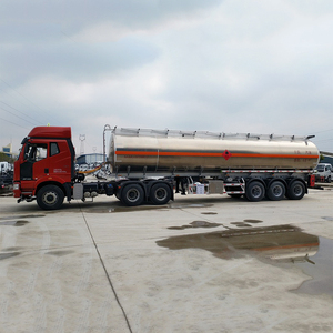 Semirremolque Cisterna de Aluminio de Gran Capacidad ZLIN, 3 Ejes, 40 Toneladas, Personalizado para Combustible y Aceite, 12000x2500x3850mm - Product Image 4