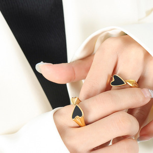 Bague double cœur en nacre blanche pour femme |   Acier inoxydable plaqué or 18K PVD |   Imperméable Hypoallergénique - Product Image 4