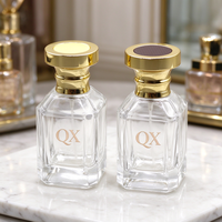 Vente en gros de flacons de parfum en verre transparent blanc cristal de 30 ml avec bouchon en métal doré brillant pour emballages de parfums de luxe