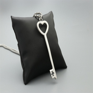 Collar con colgante de llave de corazón yunnique, joyería de regalo unisex de acero inoxidable plateado a la moda - Product Image 3