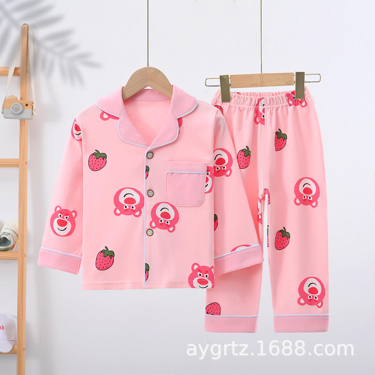 หมีสตรอเบอร์รี่สีชมพู