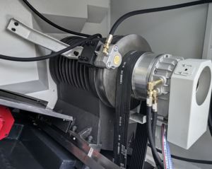 Nouveau design, tour CNC 10 axes robuste 12T avec tourelle à outils, centre de tournage à guidage linéaire, lit incliné et double broche haute vitesse Fanuc - Product Image 3