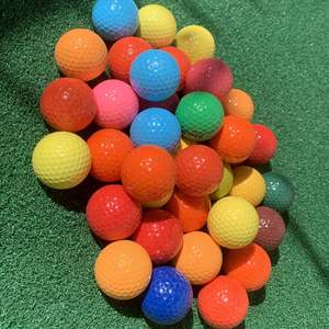 <span class=keywords><strong>Balle</strong></span> de <span class=keywords><strong>golf</strong></span> <span class=keywords><strong>Pro</strong></span> <span class=keywords><strong>V1</strong></span> personnalisée 2 couches 2 pièces avec logo personnalisé pour l'entraînement Surly Driving Range - Product Image 2