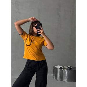 T-shirt femme Topshow, couleur moutarde, col à nœud en point de chevreuil, décoration diamant, coupe ajustée, longueur courte, taille unique pour bébé XS XXS - Product Image 3