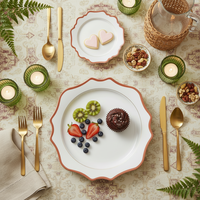 Assiettes en céramique rose élégantes à bords festonnés avec bordure dorée - Ensemble de vaisselle jetable pour la décoration de table de mariage ou d'événement