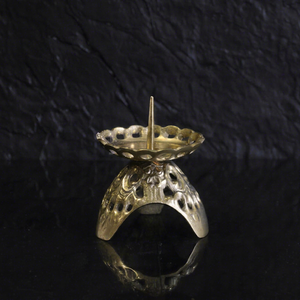 Chandelier en métal vintage, orné et gravé, porte-bougie décoratif, style antique, centre de table - Product Image 1