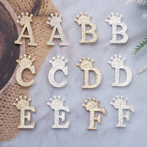 Broches <span class=keywords><strong>et</strong></span> épingles initiales en strass pour femmes pour chapeau sac <span class=keywords><strong>pantalon</strong></span>-Bling A-Z broche initiale en cristal broches avec couronne 26 lettres - Product Image 2