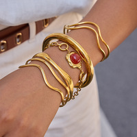 Bracelets empilés en acier inoxydable doré pour femme Ensemble minimaliste de bracelet de vague de chaîne à maillons de pierres précieuses rouges
