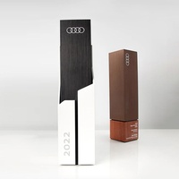 Trophée personnalisé en bois massif avec accents métalliques, résistant aux UV, pour récompenser les employés exceptionnels annuellement
