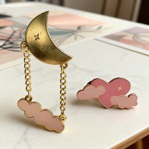 Nouvelle conception moderne, broche en émail avec chaîne dorée, vente en gros, badge personnalisé en alliage de zinc 2D pour la décoration de sacs et de vêtements - Product Image 1