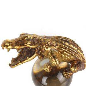 Hars Gold <span class=keywords><strong>Animal</strong></span> Sculptuur Krokodil Octopus Hagedis Aap Standbeeld Met Crystal Ball Home Decor - Product Image 3