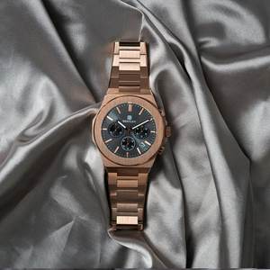 Montre sportive à quartz en acier inoxydable avec fonction de calendrier Construction extérieure durable et mouvement Miyota à cadran en cristal de 9mm - Product Image 1