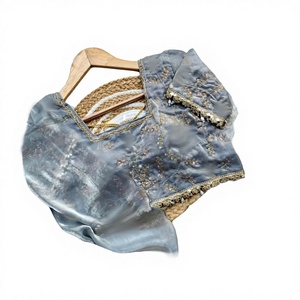 Chemisier en soie douce et élégante, style traditionnel, entièrement brodé, orné de perles cousues, de dentelle et de pompons, pour un look riche et luxueux. - Product Image 3