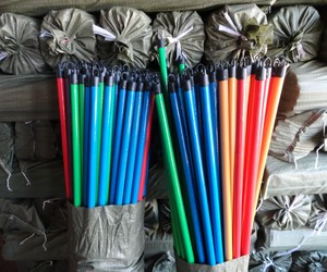 Manche de balai en bois naturel de remplacement, avec revêtement en <span class=keywords><strong>film</strong></span> PVC de couleur personnalisable pour designer - Product Image 4