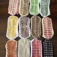 Chaussettes de Pilates pour femmes, broderie personnalisée en forme de cœur, vente en gros, antidérapantes, respirantes, en coton, avec grip