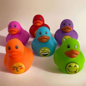 Patitos de Goma de PVC de 2 Pulgadas al por Mayor, Patitos Amarillos con Expresiones, Juguetes de Baño para Entretenimiento en Piscinas Infantiles - Product Image 1