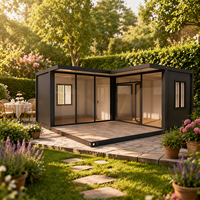 Conteneur modulaire préfabriqué en forme de L de 20 pieds avec mur-rideau en verre et toit en pente pour bureau ou magasin