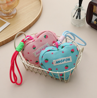 Tas Gantungan Kunci Portabel Grosir Pabrik, Casing Earphone Universal, Dompet Mini Bentuk Hati Stroberi Lucu, Tas Koin Pergelangan Tangan dengan Liontin