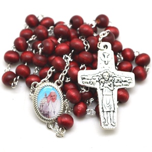 Chapelet en bois <span class=keywords><strong>rouge</strong></span> parfumé à la rose avec croix du Pape, perles de 5*6 mm, image du Pape François, chapelet avec boîte du Pape, design pour anniversaire - Product Image 2