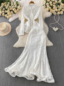 Traje de mujer de moda nueva primavera 2026 al por mayor: Top de encaje con cuello en V estilo francés elegante y falda de cola de pez de cintura alta. - Product Image 2