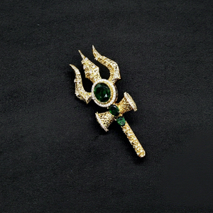 เข็มกลัดรูปตรีศูล 116155Shiv ประดับด้วยพลอยสีเขียวและเพชร CZ ดีไซน์ทันสมัย ทำจากทองเหลือง เหมาะสำหรับเป็นของขวัญ งานแต่งงาน และงานเลี้ยง - Product Image 1