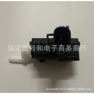 Moteur de verrouillage du bouchon de réservoir Ford 3M51220A20AB en plastique pour le couvercle du réservoir Focus - Product Image 3