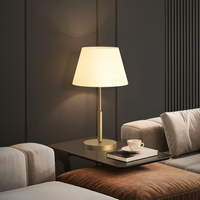 Lámpara de Mesa LED Moderna de Lujo, Fabricada en Latón, con 1000 Lúmenes, Pantalla de Plástico, Estilo Minimalista, para Dormitorio, Sala de Estar o Estudio
