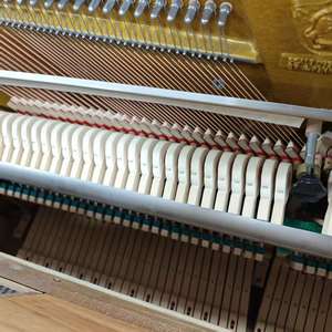 Piano Samick SC-300NST <span class=keywords><strong>de</strong></span> <span class=keywords><strong>Segunda</strong></span> <span class=keywords><strong>Mano</strong></span>, Apariencia Elegante <span class=keywords><strong>de</strong></span> <span class=keywords><strong>Madera</strong></span> con Superficie Lisa y Brillante para Decoración del Hogar - Product Image 6