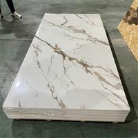 Film de PVC brillant miroir Prix d'usine Marbre UV Panneau mural alternatif Feuille de marbre PVC UV pour la décoration intérieure