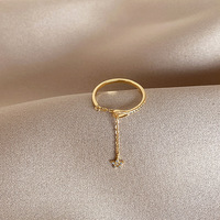 Bague ajustable pour femme en or plaqué 18 carats avec un design délicat en zircon étoile et pompon