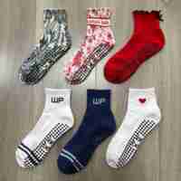 Chaussettes de yoga et de pilates personnalisées à tige haute avec logo sur le dessous pour le football et le soccer