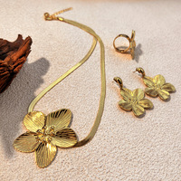 Collier, bague et boucles d'oreilles tendance en acier inoxydable plaqué or avec un grand pendentif en forme de fleur pour femmes