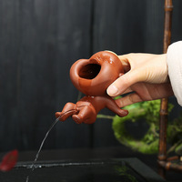 Ornement de bureau en argile violette enfantin, figurine de chaton qui fait pipi et pulvérise de l'eau, pour l'organisation de bureau