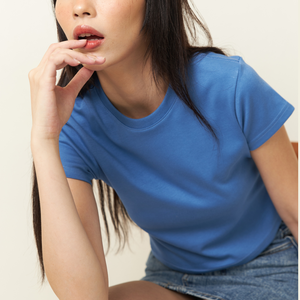 เสื้อยืดผู้หญิงทรงสลิมฟิต สไตล์สตรีทแวร์ ผ้าเจอร์ซีย์ ผลิตจากผ้าฝ้ายและโพลีเอสเตอร์ที่เป็นมิตรต่อสิ่งแวดล้อม น้ำหนัก 180GSM ผลิตแบบยั่งยืน แขนสั้น เนื้อผ้านุ่ม รับผลิตแบบ OEM - Product Image 4