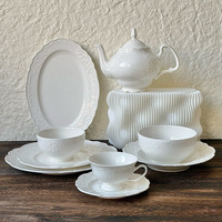 Vaisselle en céramique rétro française à dentelle en relief, bols, assiettes, tasses et soucoupes, théière pour le thé de l'après-midi, bols à dessert et à salade