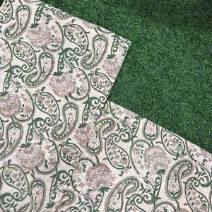 Tissu en coton imprimé à la main - Motif floral Paisley vert sauge et blanc cassé, tissu en coton imprimé à la main de Jaipur - Product Image 3