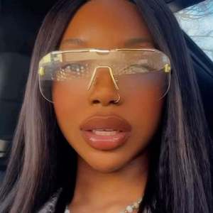 Gafas de Sol Personalizadas con Logotipo, Moda 2025, Montura Grande Sin Aro de Aleación Vintage, Lentes Cuadradas con Degradado UV400 para Mujer - Product Image 3