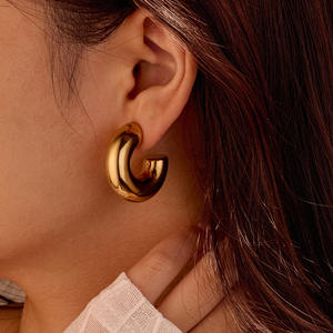 Venta al por mayor Simple Mujeres Moda Joyería Pendientes de aro 18K Acero inoxidable en forma de C Pendientes huecos - Product Image 1