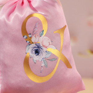 Sacs cadeaux en satin rose avec cordon de serrage, lettres dorées et fleurs, 10x15cm, pour le rangement des cadeaux de mariage - Product Image 4