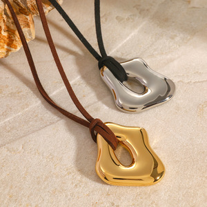 Collier pendentif irrégulier en acier inoxydable, design géométrique, cordon marron, finition or et argent, bijoux tendance - Product Image 2