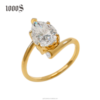 Bague en or 14 carats avec moissanite en forme de poire de 2 carats, design minimaliste et épuré, légère et confortable, idéale pour une élégance quotidienne pour les femmes.