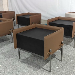 Table de chevet moderne de luxe <span class=keywords><strong>Evelyn</strong></span> en bois foncé et cuir marron avec cadre métallique, 1 tiroir, armoire de rangement pour chambre à coucher - Product Image 1