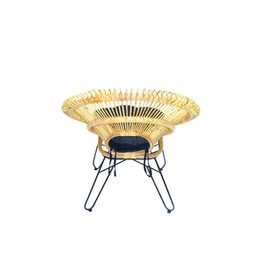 Les chaises Oslo allient le charme du design moderne du milieu du siècle avec des touches tropicales, présentant un aspect en rotin naturel et un structure en fer robuste, idéales pour un style élégant. - Product Image 5