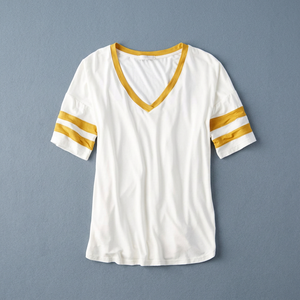 เสื้อถักผู้หญิงทรงเข้ารูปขายดีปี 2026 ผ้าฝ้ายโพลีเอสเตอร์ 100% แขนสั้น คอวี สไตล์ลำลอง สำหรับฤดูใบไม้ผลิ/ฤดูร้อน ปักโลโก้และลายปะ - Product Image 3