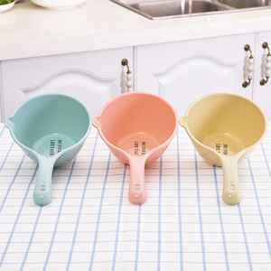 Cucharón de plástico para baño de bebé Soumei Hidemi, mango largo de color caramelo de 500 ml para champú infantil y para verter agua - Product Image 4