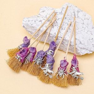 Escoba <span class=keywords><strong>de</strong></span> altar <span class=keywords><strong>de</strong></span> amatista bruja Mini escoba <span class=keywords><strong>de</strong></span> bruja con colgantes surtidos Mini Altar Besom escoba <span class=keywords><strong>de</strong></span> bruja Wicca decoración <span class=keywords><strong>de</strong></span> Halloween - Product Image 2